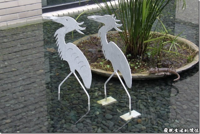 ORO室外的水景裝飾，有兩隻白鷺鷥，仔細看的話還有一隻彈塗魚，試圖展現出其與自然融合的一面。