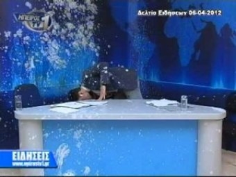 Греческого телеведущего в прямом эфире забросали яйцами Греческого телеведущего в прямом эфире забросали яйцами