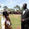 DSCF8749.JPG - die Direktorin Mugaga und Direktor Isaac beim Abschlussfest der Primary 7 Schüler