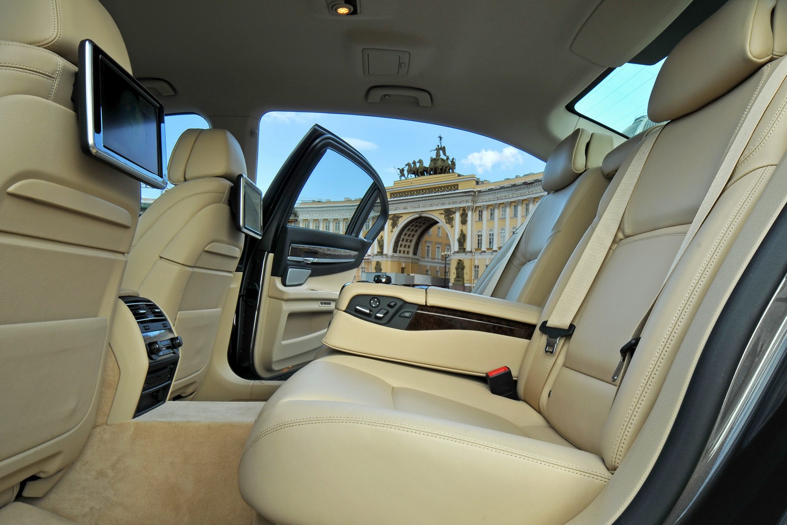 [2013-BMW-7-Series-68%255B2%255D.jpg]