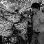 Shanghai - Marché poisson - L'homme et son chargement de crustacés