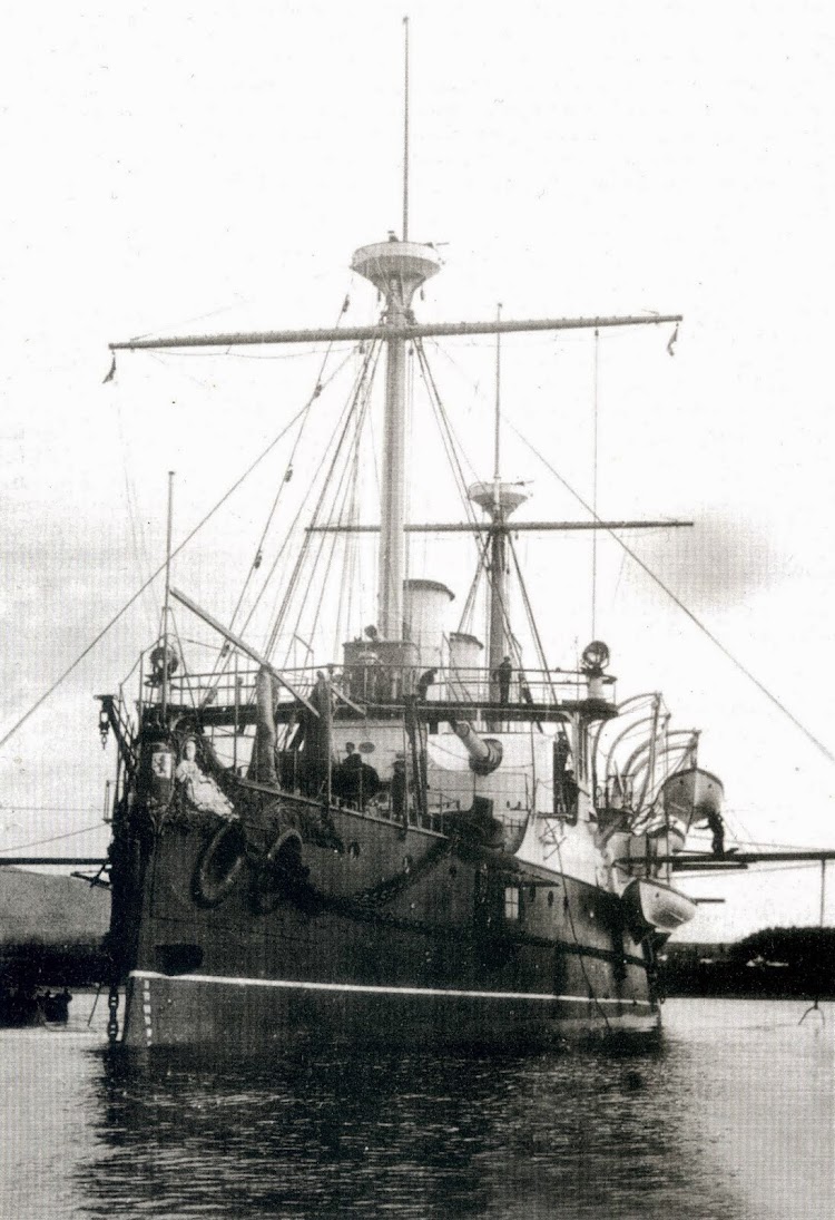 Vista de proa del REINA REGENTE. Se aprecian los cañones Hontoria de 240 mm. Foto del libro El Crucero REINA REGENTE y su Hundimiento el 9 de Marzo de 1895.jpg