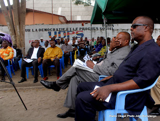 Des membres de l’opposition congolaise assistent, à la cérémonie des hommages de deux  militants de l’UDPS tués lors d’une protestation contre la police, à cause de l’attaque du siège de leur parti politique. Radio Okapi/ Ph. John Bompengo