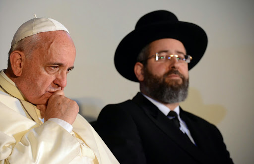 האפיפיור פרנציסקוס עם הרבנים הראשים בבית הכנסת הגדול בירושליםphoto by Haim Zach / GPO