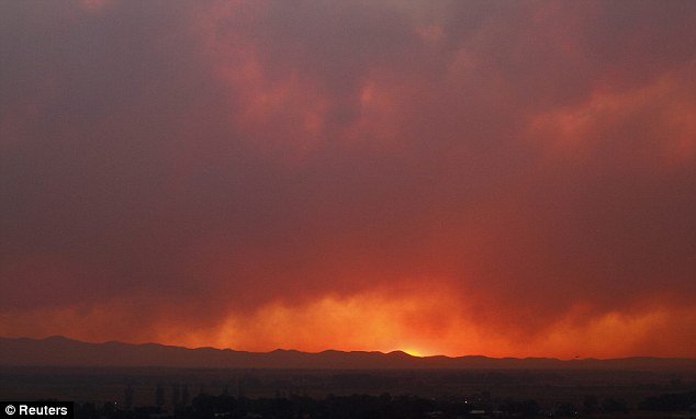 Dramatic sunset: Smoke from the Wallow Fire billows over the White Mountains as the sun goes down, 12th June 2011. Reuters