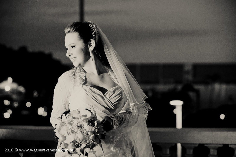 Fotos de Kellen e Bruno. Foto numero 029. Fotografia (fotografias) dos fotógrafos de casamento Wagner e Vanessa que fazem fotos de casamento (fotografia de casamento) no melhor estilo do fotojornalismo em Niterói, RJ, e outras cidades do Rio de Janeiro. Make up air brush Christina Gall maquiadora Vestido La Novia Copacabana Palace Making of da noiva Rio de Janeiro Niteroi fotos casamento niterói rj festa rio janeiro niteroi noivas famosas penteados fotografa grátis casais fotografo profissional