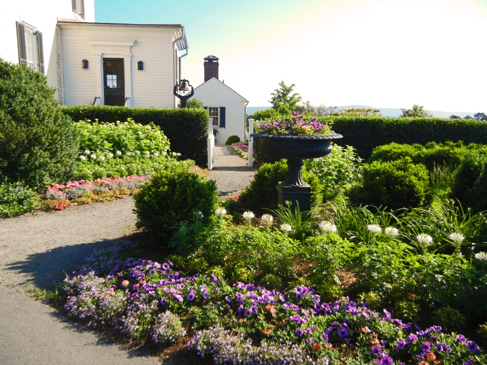 [PAS3-Front-Garden5.jpg]