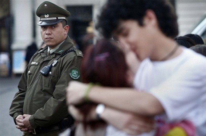 kissing-protest-1 kissing-protest-1