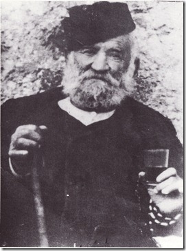 Μια  πραγματικά  χαρακτηριστική  φωτογραφία του  Κ.Παπαδάκη - Μπαζέ , με  τη...συντροφιά του , το ποτήρι με  το  κρασί και το ..κομπολόϊ. O Ο Παπαδάκης ήταν  απ' τις  χαρακτηριστικότερες φυσιογνωμίες  του  προπολεμικού  Λιδο