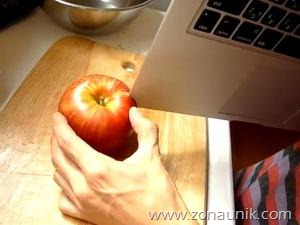 [macbook%2520air%2520digunakan%2520sebagai%2520pisau%2520untuk%2520memotong%2520apel%255B3%255D.jpg]