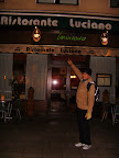 Lu na frente do "seu" Restaurante! - 18/02/09
