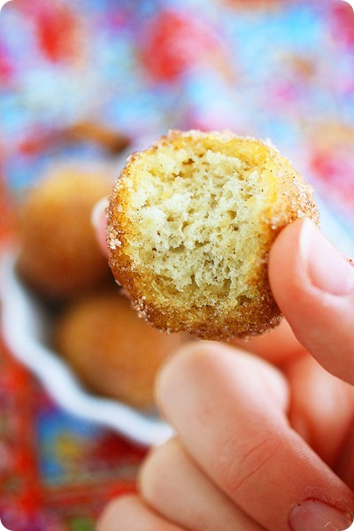 Baked Apple Cider Donut Holes – Buttery, soft apple cider donut holes with cinnamon sugar. They taste just like warm donuts! | thecomfortofcooking.com