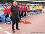 En avant plan, l’entraineur des Léopards de la RDC, Claude le Roy, des membres du staff technique et des joueurs de réserve le 15/11/2011 au stade des martyrs à Kinshasa. Radio Okapi/ Ph. John Bompengo