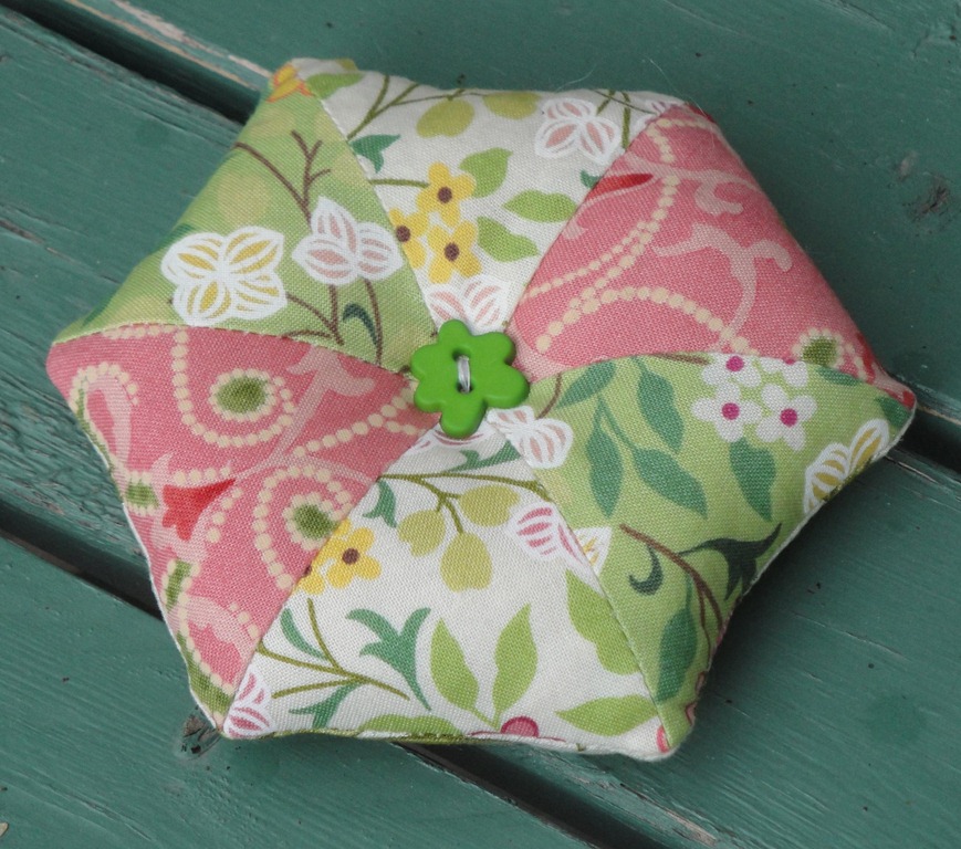 [AccuQuilt%2520Hexagons%2520and%2520Triangles%2520Pincushion%255B3%255D.jpg]