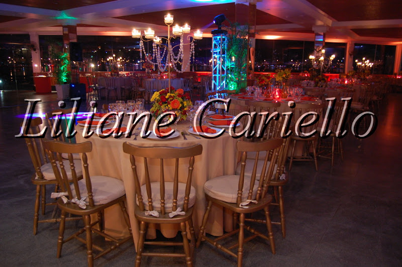 Fotos de Casamento Luisa e André no Clube Piraquê. Foto numero 08 da cerimonialista Liliane Cariello, do Rio de Janeiro, RJ, que faz cerimonial de casamentos, cerimonial de eventos, cerimonial de festas, cerimonial de 15 anos, cerimonial de bodas, cerimonial de eventos sociais, cerimonial de aniversários, decoração de casamento, decoração de festas de 15 anos, decoração de eventos sociais, decoração de aniversários, buffet de casamento, buffet de 15 anos, buffet festas, buffet eventos e assessoria cerimonial. decoração coral amarela e vermelha wedding mesas de convidados Liliane Cariello cerimonial casamento cerimonialista eventos casamentos rio fotos decoracao corporativos 2008 bolo receita doces serviços