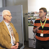 Dick Meijer (rechts) vertaald en legt uit wat onze rondleider verteld.