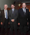 El Ing. Miguel Camps -AEV- el Arq. Enrique García Espil -SCA- y el Arq. José Antonio Urgell en las entregas de premios
