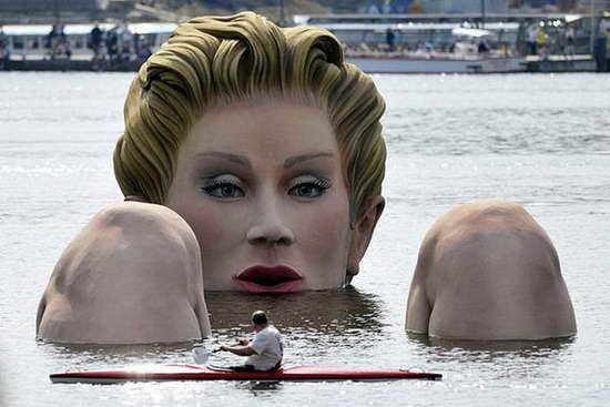 [Giant_Bathing_Woman-Sculpture-in-%2520Hamburg09%255B2%255D.jpg]
