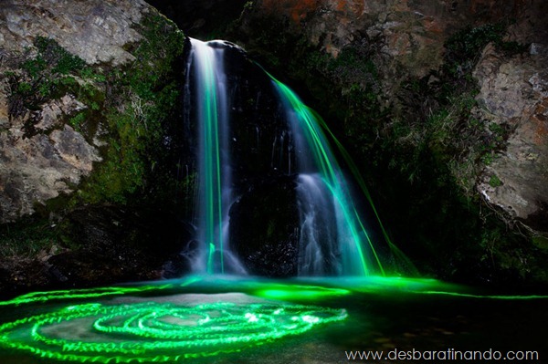 glow-sticks-dropped-into-waterfalls-lenz-abildgaard-arco-iris-luz-cachoeira-desbaratinando (4) glow-sticks-dropped-into-waterfalls-lenz-abildgaard-arco-iris-luz-cachoeira-desbaratinando (4)