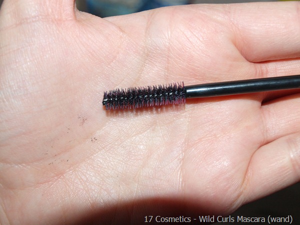 07-17-Cosmetics-Mascara-Review Wild Curls brush