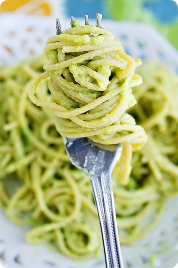 Creamy Avocado Pasta – Creamy, healthy and oh-so delicious pasta with avocado, lemon and basil. It's what dreams are made of! | thecomfortofcooking.com