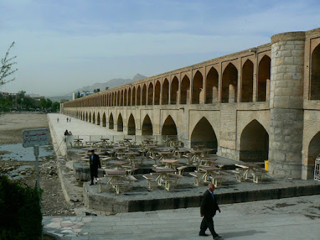 Isfahan: The bridge over the dry river