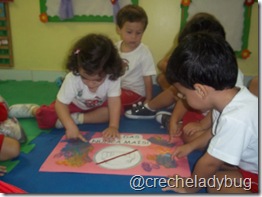 Crianças preparando cartaz sobre desfralde desfralde-01-creche-escola-ladybug-recreio-dos-bandeirantes-rio-de-janeiro-rj