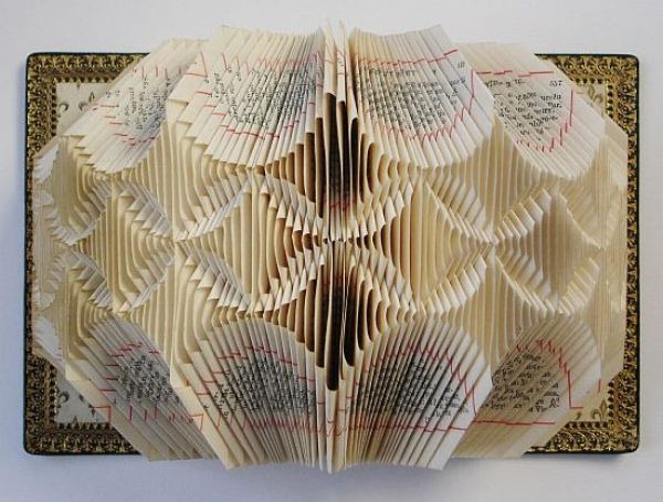 [astonishing_book_sculptures_640_253.jpg]