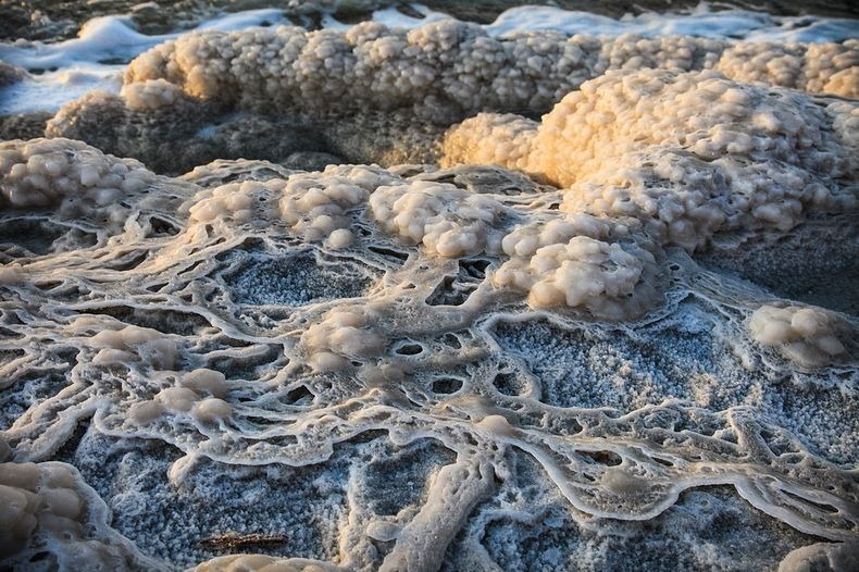 الترسبات الملحية في البحر الميت بأشكال مدهشة ومذهلة  Dead-sea-salt-crystals-3%25255B2%25255D