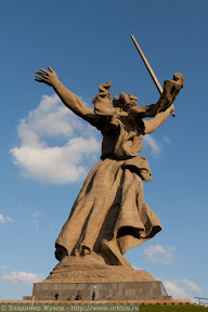 Скульптура 'Родина-Мать зовёт'