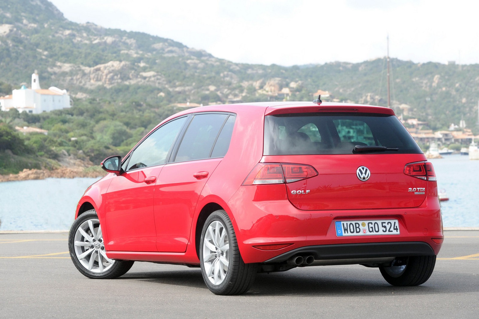 2013-Volkswagen-Golf-21[2].jpg