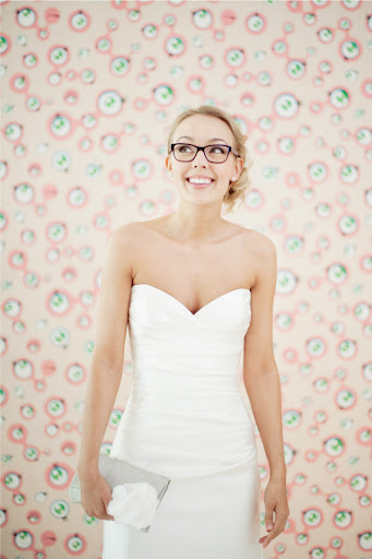 Bride Nicole looks perfectly comfortable and cute in her spectacles. (Photo courtesy Olive Juice Studios, originally from stylemepretty.com) Bride Nicole looks perfectly comfortable and cute in her spectacles. (Photo courtesy Olive Juice Studios, originally from stylemepretty.com)