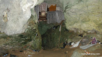 En esta cueva se pueden ver ataúdes incrustados en un hueco. Y mucha basura.