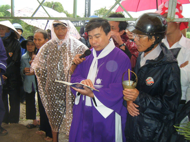 Cha Phê rô Nguyễn Xuân Bá chủ sự nghi thức hạ huyệt