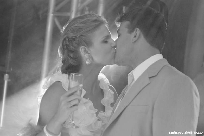 Fotos de Vanessa e Rodrigo. Foto numero 29 do fotografo de casamento Miguel Castello, de Brasilia, DF, que faz fotos de casamento (fotografia de casamento), fotos de 15 anos (fotografia de 15 anos), fotos de modelos (ensaios para books fotograficos), fotos de gravidas (fotografia de gestantes), fotos de debutantes, fotojornalismo de casamento, fotojornalismo social e fotografia de moda em estudio. fotos casamento distrito federal brasilia de 15 anos df brasília books modelos ensaio fotografico gravidas gravida festa festas book moda vestidos es convite pronto barato decoração casamentos foto