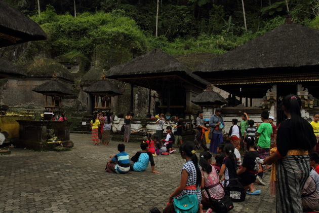 Balinese kids praying at Gunung Kawi Temple