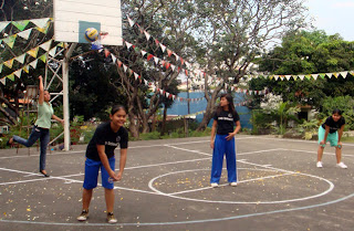 Ma'am Loida Alvarez toss the ceremonial volleyball.