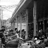 Shanghai - Marché poisson - En attendant près des scooters