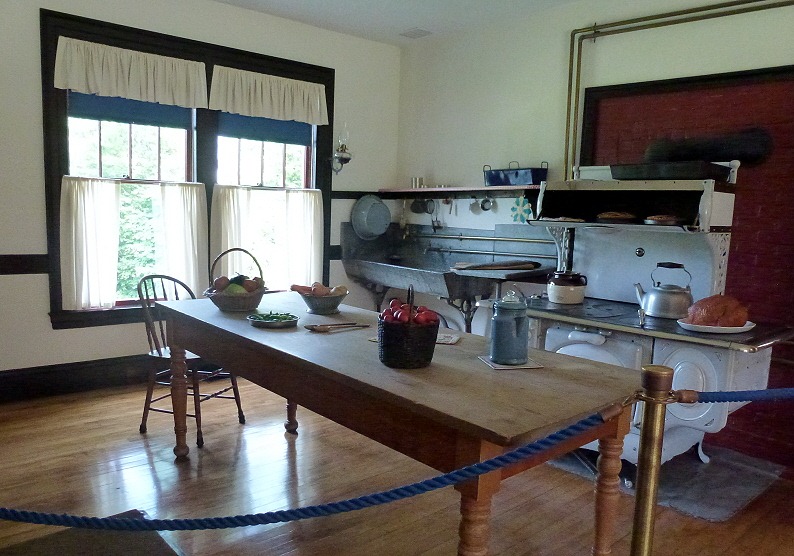 [2h---Roosevelt-Cottage---kitchen2.jpg]