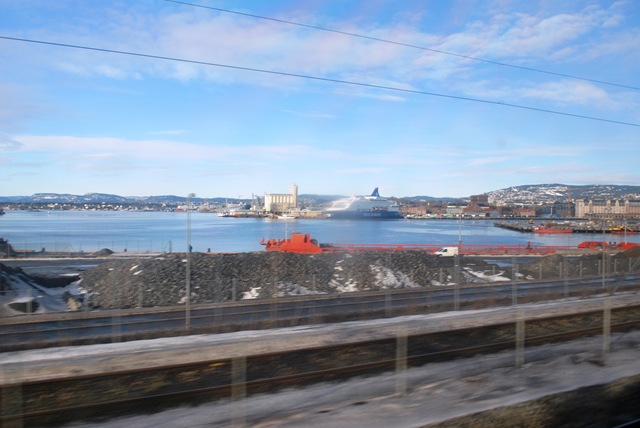[2012-02-19%2520Taken%2520from%2520the%2520Train%25203%2520-%2520Oslo%255B3%255D.jpg]