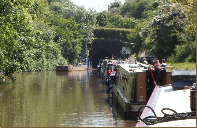 SAM_5713 Preston Brook Tunnel queue