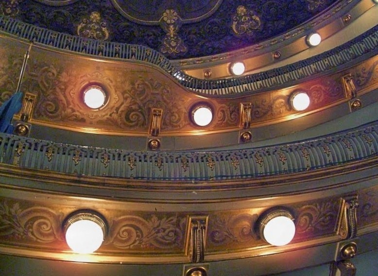 [Teatro-da-Trindade.516.jpg]