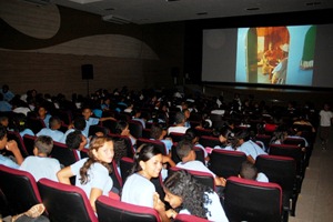 alunos no cinema