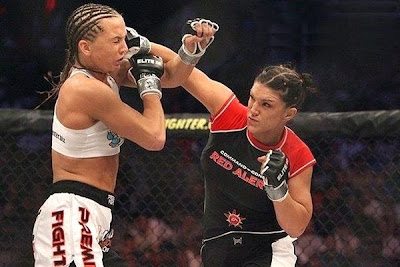 female-thai-boxer
