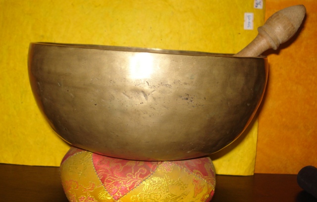 Singing bowl(hand beaten bowl)