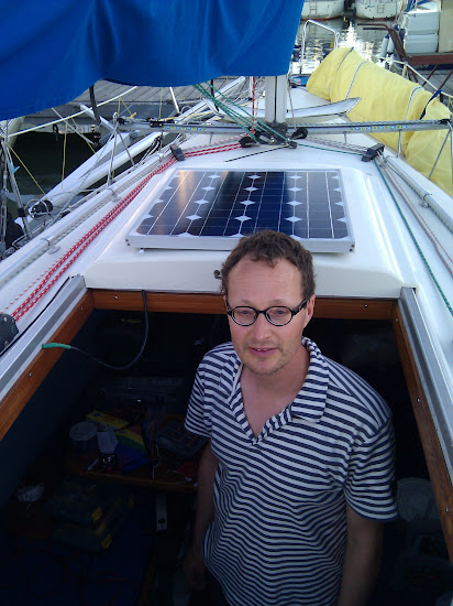Solpanelen skruvades på plats på luckan