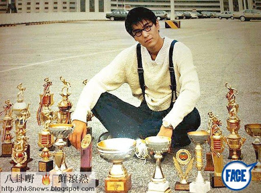 小學開始打乒乓球，陳展鵬中學是港隊成員，跟當年孖寶陳丹蕾、齊寶華一起練球