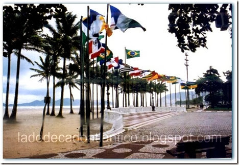 Foto da Praça das Bandeiras, no bairro do Gonzaga, em Santos, bem em frente à Avenida Dª Ana Costa.  