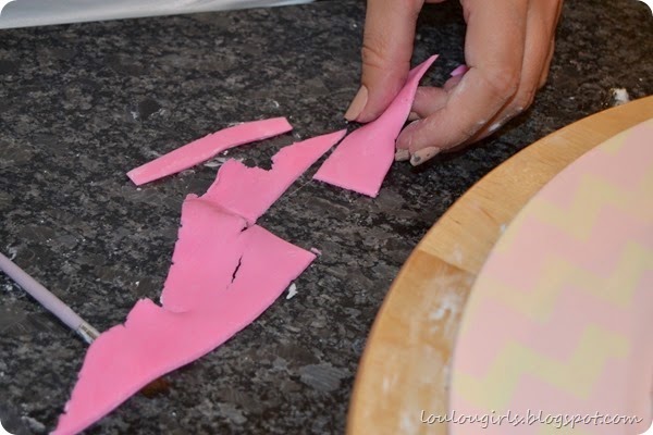 How-To-Make-a-Minnie-Mouse-Birthday-Cake (30)