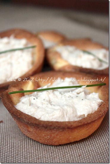 Tartellette di frolla salata con ricotta e sgombro Tartellette di frolla salata con ricotta e sgombro